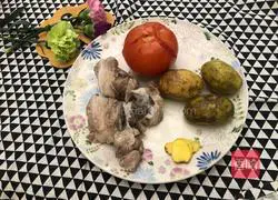 Cantonese-Tomato and Potato Spare Ribs Soup Illustration 2