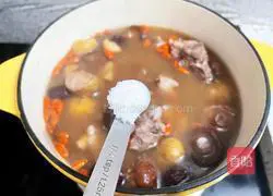 Illustration of how to make pork ribs and chestnut soup 10