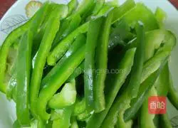 Illustration of how to make green pepper shredded pork 2