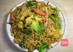 Illustration of how to make fried instant noodles with ham and eggs 8