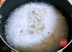 Illustration of how to make scallion oil noodles 19