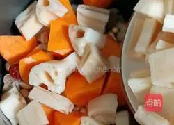 Lotus root, peanut and pig's trotters soup recipe 8