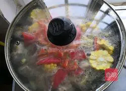 Illustration of how to make pork ribs and corn soup 9