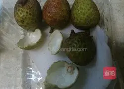 Illustration of how to make Forbidden City bayberry and lychee drink 3