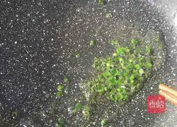 Illustration of how to make chicken liver, spinach and egg noodles 3