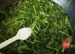 Illustration of how to mix garlic with chrysanthemum chrysanthemum 3