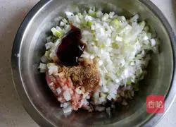 Illustration of how to make handmade wontons 2