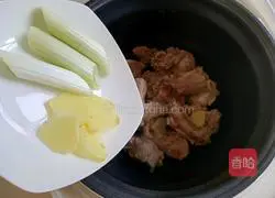 Illustration of how to make wolfberry and lotus root pork ribs soup 6