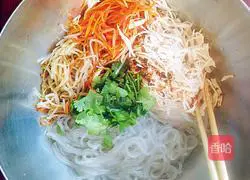 Illustration of how to make cold shredded chicken and bean sprouts 9