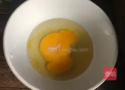 Illustration of how to make steamed poached eggs with mugwort leaves 4