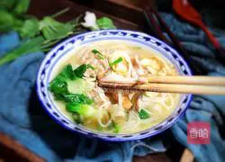 Illustration of how to make vegetable, egg, and shredded pork noodle soup 11