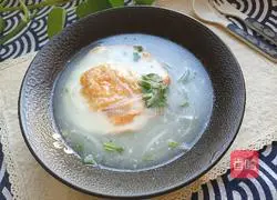 Illustration of how to make fried egg and shredded radish soup 8