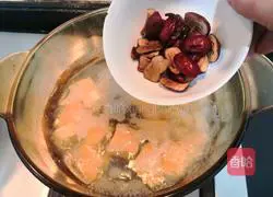 Illustration of making red date and potato soup 8