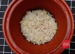 Illustration of how to make barley and white fungus soup 5