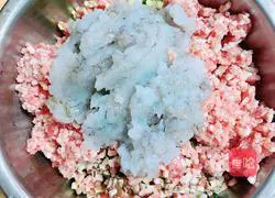 Illustration of how to make seaweed and three delicacies wonton stew 5