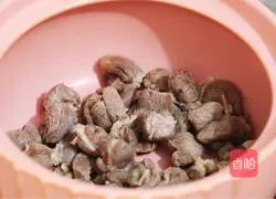 Illustration of how to make beef stewed with white radish 4