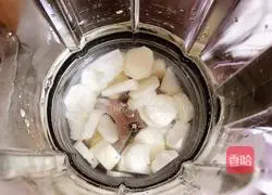 Illustration of how to make cranberry yam soup (strengthening the spleen and nourishing the skin) 4