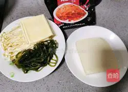Illustration of how to make spicy cabbage, tofu and kelp soup 1