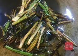 Illustration of how to make noodles with green onion and oil 4