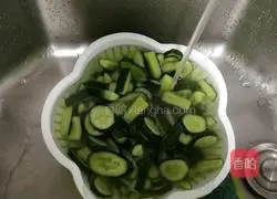 Illustration of how to make pickled cucumbers 2