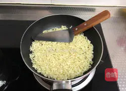 Illustration of how to make instant noodle egg cake 6