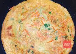 Illustration of how to bake cucumber, carrot shreds and eggs in rice cooker 1