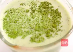Illustration of how to make matcha milk tea 9