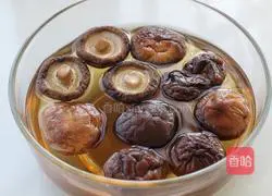 Illustration of how to make noodles with mushroom meat sauce 2