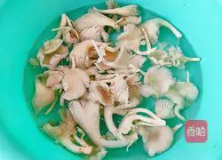 Illustration of how to make mushroom and tofu soup 2