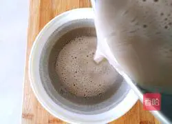 Illustration of making black bean and walnut soy milk 9