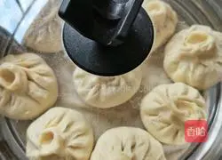 Illustration of how to steam cabbage and pork with pink skin 15