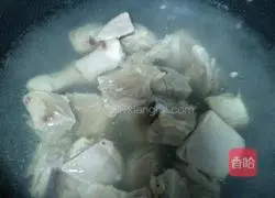 Illustration of how to make mushroom and chicken leg soup 3