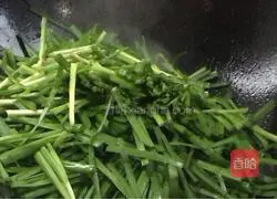 Illustration of how to make fried eggs with chives and broad beans 11