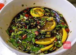 Illustration of how to make boneless hot and sour chicken feet 11