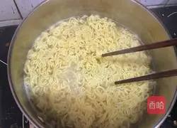Illustration of how to make fried instant noodles with ham and eggs 5