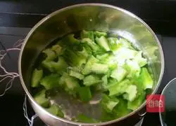 Illustration of how to make fried pork slices with bitter melon 4