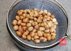 Illustration of how to make peanut rice milk 4