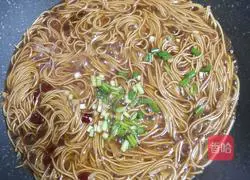 Illustration of how to make braised noodles with poached eggs 5