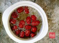 Illustration of how to make wolfberry, tremella and lotus seed soup 8