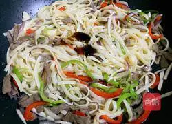 Illustration of how to make black pepper steak fried pasta 12