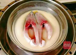 Illustration of how to make black sesame fish and egg custard 8