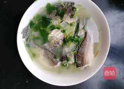 Illustration of how to make braised crucian carp soup 4