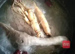 Illustration of how to make fresh ginseng and duck soup 5