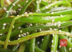 Illustration of how to make cold hand-shredded garlic moss 7