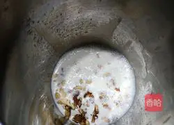 Illustration of how to make peanut walnut juice 4