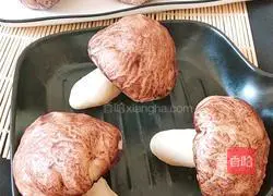 Illustration of how to make mushroom buns 13