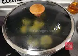 Illustration of how to make kelp, corn and fish ball soup 7