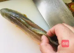 Illustration of how to make steamed large yellow croaker with soy sauce 1