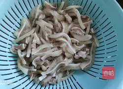 Illustration of braised pig ears for children 2