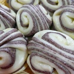 Two-color flower roll